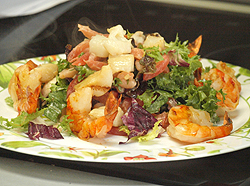  Теплый салат с морским гребешком и креветками